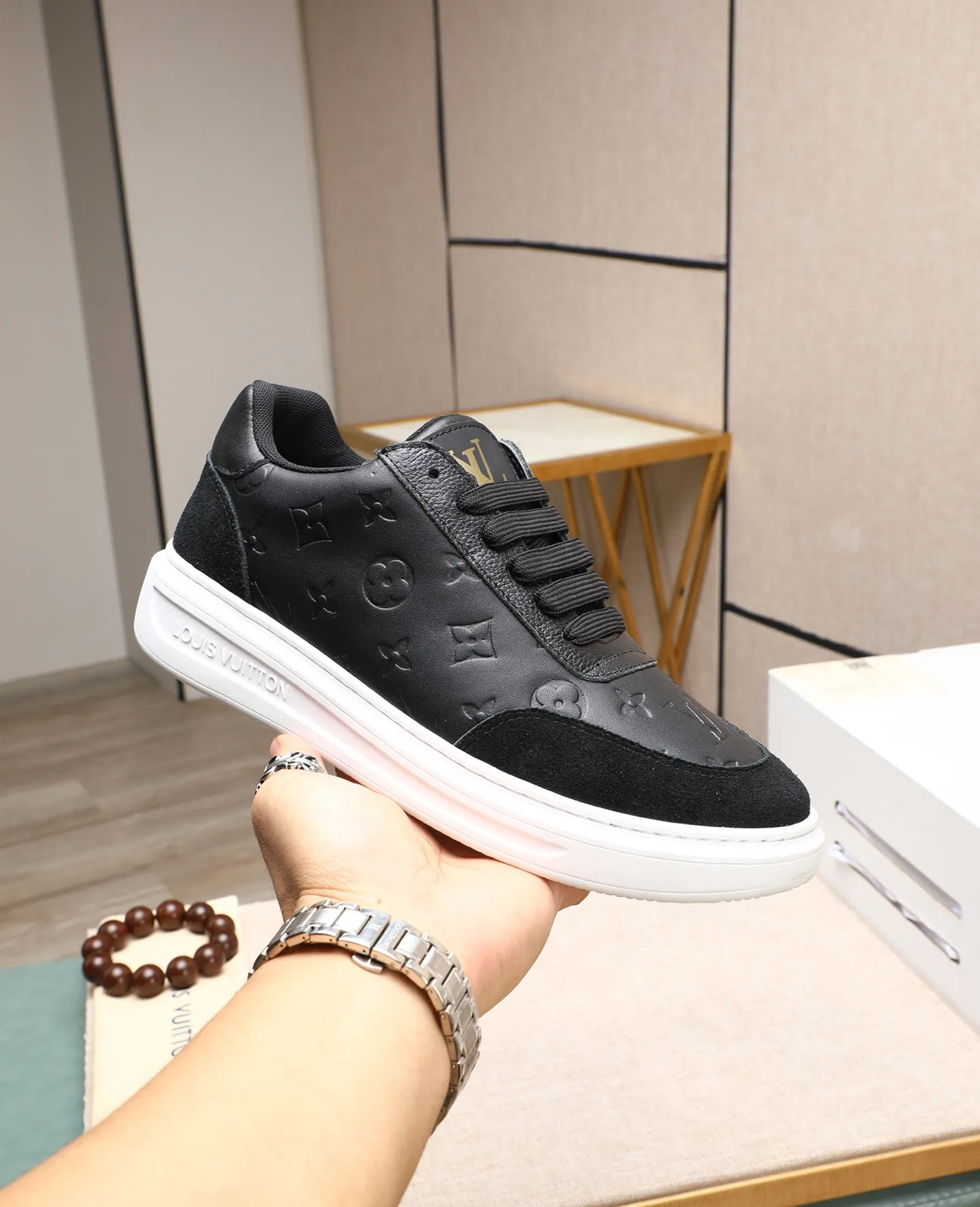 Men's shoes 💰540 📛📛【LOUIS VUITTON】Louis Vuitton new product👟Milan fashion catwalk style🇰🇾🇰🇾LV family logo, celebrity style, a must-have for fashionistas⚠️Classic presbyopia flower➕Water-dyed cow lining➕Special outsole👞Number 38-44 (45 46 custom-made)